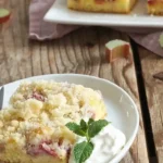 Klassischer Rhabarberkuchen mit knusprigen Streuseln 4 Saftiger Rhabarberkuchen vom Blech mit knusprigen Streuseln
