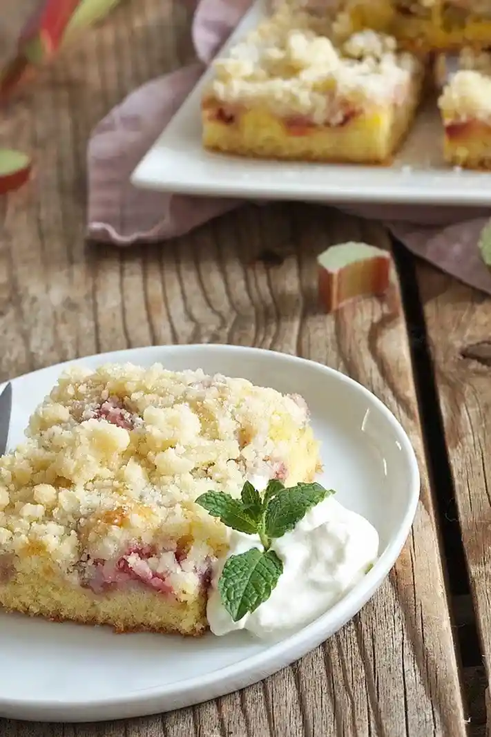 Klassischer Rhabarberkuchen mit knusprigen Streuseln 3 Klassischer Rhabarberkuchen mit knusprigen Streuseln