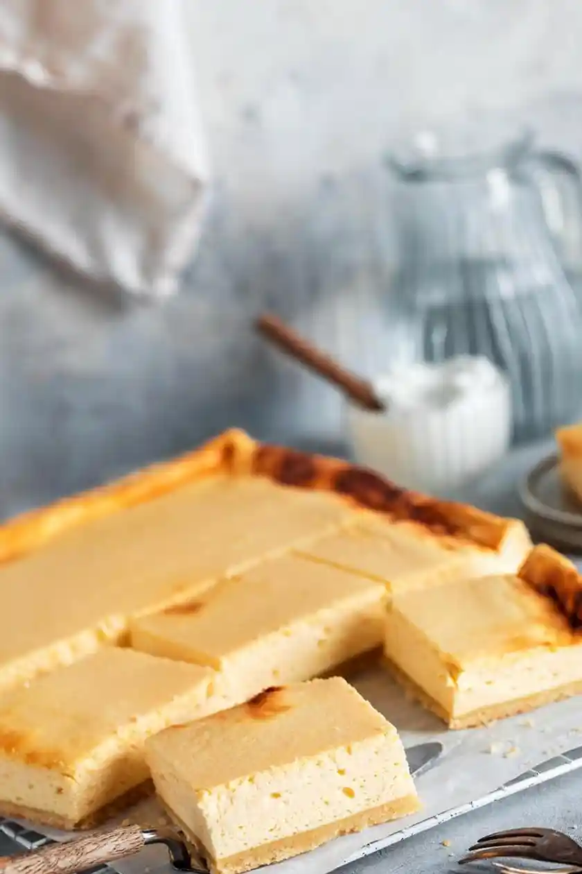 Saftiger Käsekuchen vom Blech mit Vanillepudding 3 Recipe image