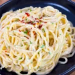 Cremige Spaghetti mit einer reichhaltigen Vier-Käse-Sauce 4 Cremige Spaghetti mit einer reichhaltigen Vier-Käse-Sauce