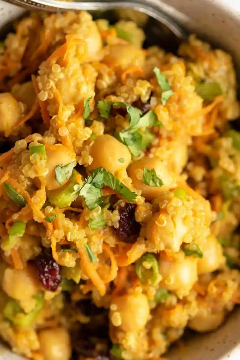 Würziger Kichererbsen-Quinoa-Salat mit Curry-Tahini-Dressing 3 Würziger Kichererbsen-Quinoa-Salat mit Curry-Tahini-Dressing