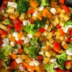 Bunte Kartoffel-Gemüse-Pfanne mit würzigem Feta 4 Bunte Kartoffel-Gemüse-Pfanne mit würzigem Feta