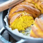 Saftiger Kürbis-Hefekranz mit Zimt - Braided Pumpkin Cinnamon Bread 4 Saftiger Kürbis-Hefekranz mit Zimt - Braided Pumpkin Cinnamon Bread