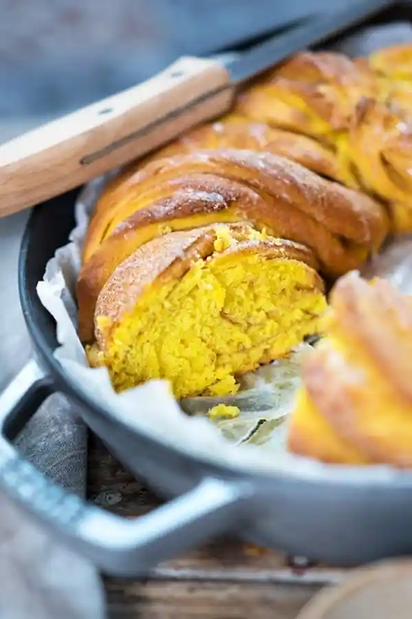Saftiger Kürbis-Hefekranz mit Zimt - Braided Pumpkin Cinnamon Bread 3 Saftiger Kürbis-Hefekranz mit Zimt - Braided Pumpkin Cinnamon Bread