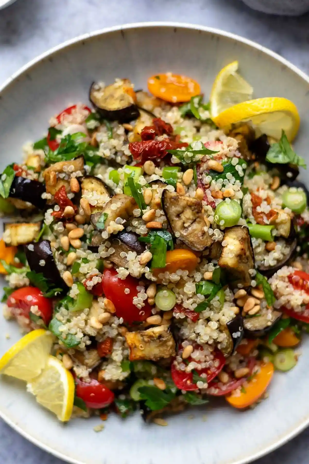 Quinoa-Salat mit gerösteten Auberginen und Cherry-Tomaten 3 Quinoa-Salat mit gerösteten Auberginen und Cherry-Tomaten