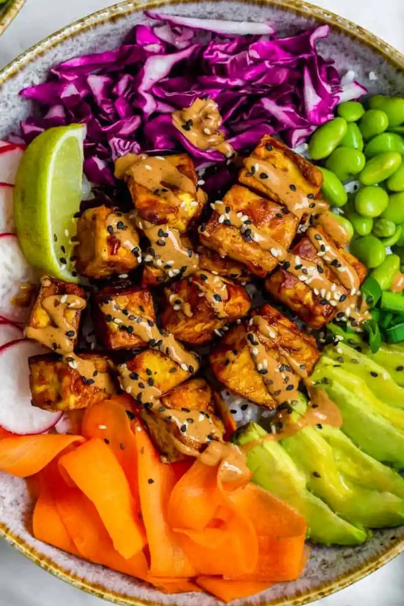 Tofu Buddha Bowl mit Erdnusssauce 3 Tofu Buddha Bowl mit Erdnusssauce